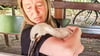 Franziska Mewes mit dem Storch, dem sie vorerst mit Hilfe das Leben rettete. 