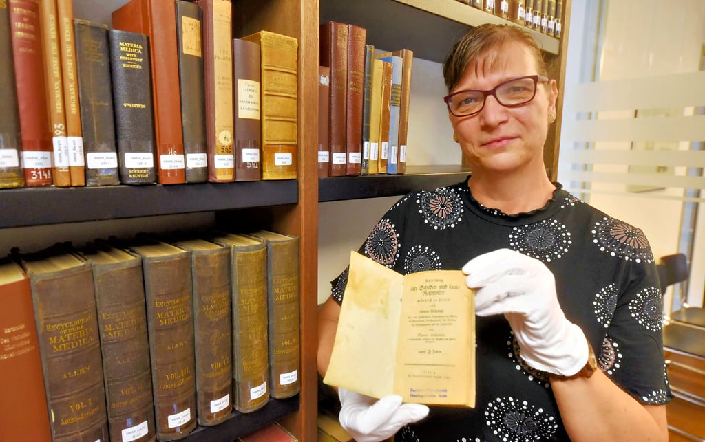 Bibliothekarin Cornelia Sachtler hat jeden Tag mit den vielen Büchern der Europäischen Bibliothek für Homöopathie zu tun.