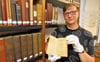 Bibliothekarin Cornelia Sachtler hat jeden Tag mit den vielen Büchern der Europäischen Bibliothek für Homöopathie zu tun.