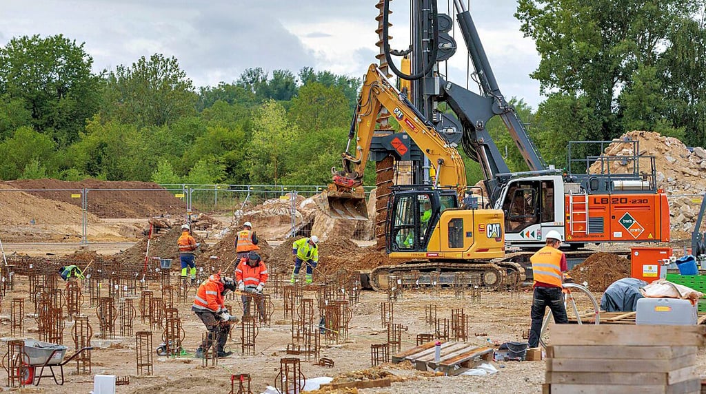 In Richtung Tröglitz entsteht eine neue Biogasanlage. Aktuell werden auf dem zehn Hektar großen Baufeld die Fundamente vorbereitet.