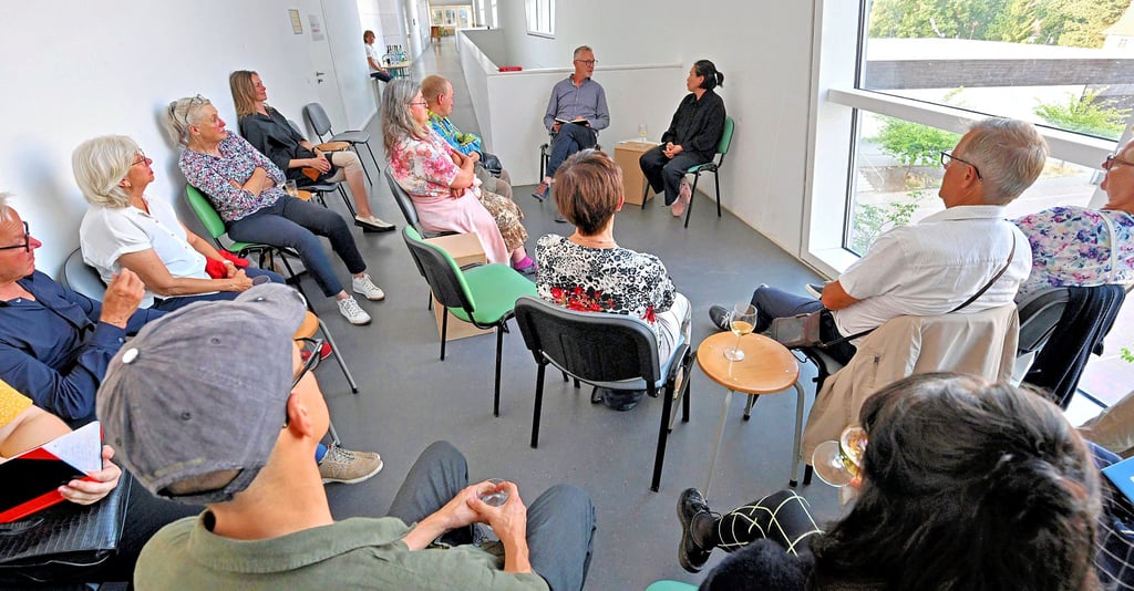 Beim Gespräch auf dem Flur erfahren die Gäste einiges über die Künstler, ehe sie einen Blick in deren Atelier werfen können.