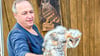 Ein Ring, viele Erkenntnisse: Björn Schäfer verpasst den jungen Eulen mit viel Geschick nummerierte Beinringe.