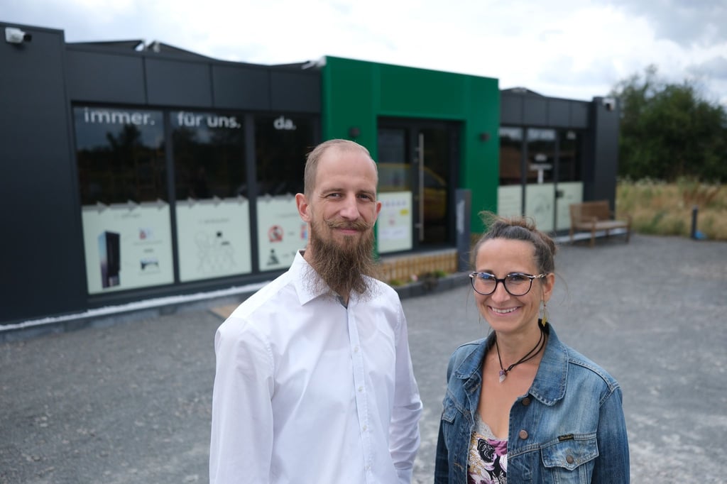 Marius Schiel und Sandy Hoppert bieten im Containerladen etwa 1.600 Produkte an.