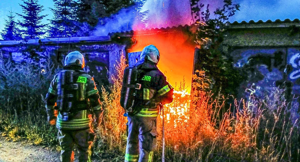 Die Feuerwehr Oschersleben wurde am Donnerstag, 17. Juli 2025 alarmiert. Schon wieder stand eine Garage in Flammen.