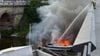 Ein Boot stand auf der Elbe in Magdeburg in Flammen. Die Feuerwehr löschte von der Zollbrücke aus.