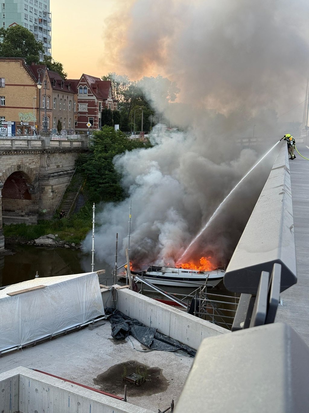 Einsatzkräfte der Feuerwehr löschten den Brand innerhalb von etwa einer Stunde.