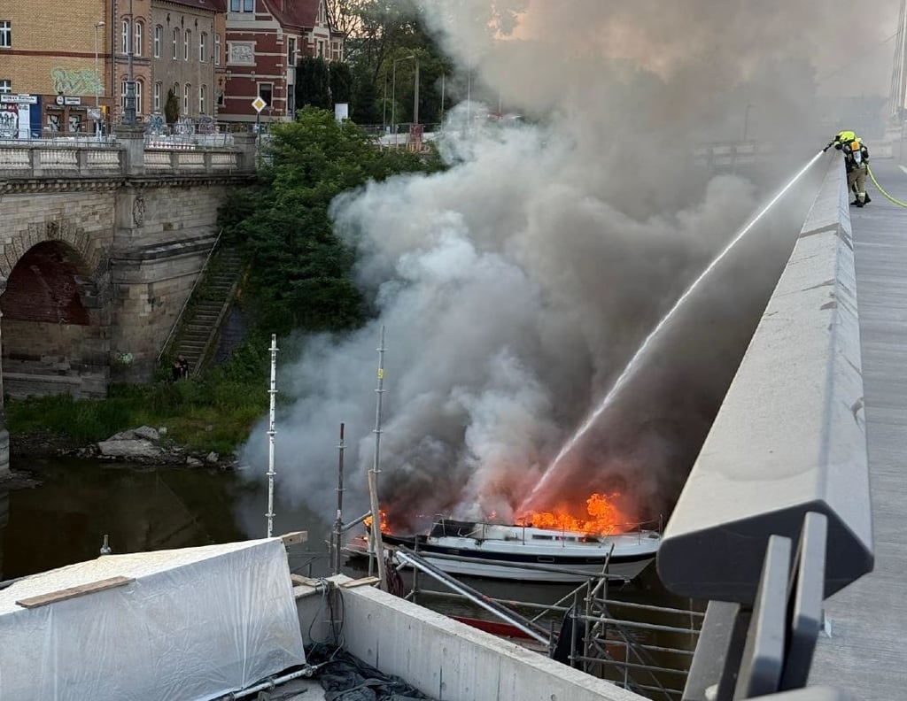 Ein Boot stand auf der Elbe in Magdeburg in Flammen. Die Feuerwehr löschte von der Zollbrücke aus.