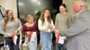 Die Übergabe der Berufungsurkunden im Februar (von links): Caitlin Pape, Lucy Linge, Martha Lou Czuratis und Fiona Richter erhalten die Urkunden von Bürgermeister René Zok.