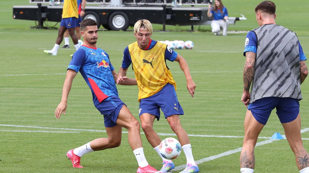 Kevin Kampl beim Training im Duell mit Andre Silva (r.).