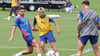 Kevin Kampl beim Training im Duell mit Andre Silva (r.).