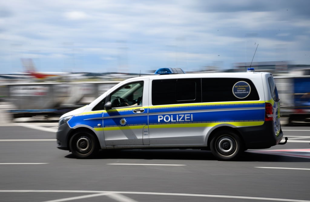 Bundespolizisten haben am Flughafen BER einen Mann festgenommen, der vom Internationalen Strafgerichtshof gesucht wird. (Symbolbild)