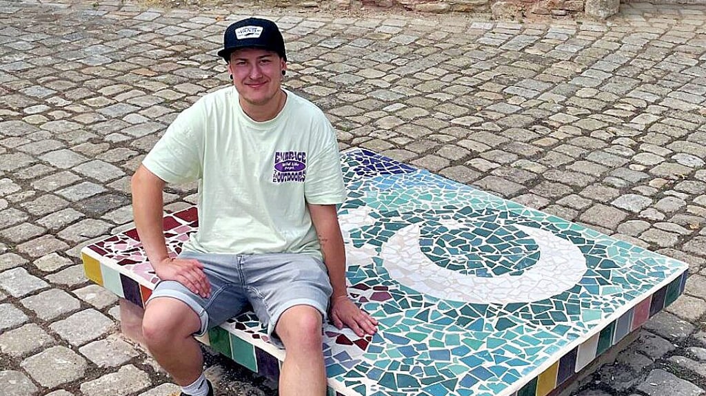 Nick Töpfer auf einer der neuen Bänke in der alten Brückenmühle