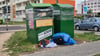 Die Container des insolventen Unternehmens Soex werden in Stendal nicht geleert. An ihnen sammeln sich Kleidung und Müll.