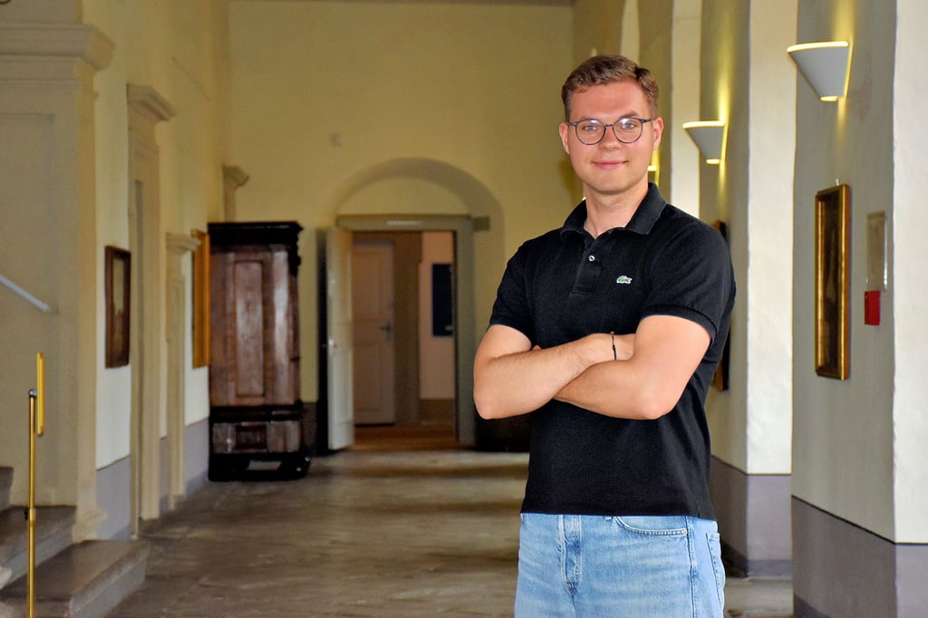 Das Schloss Moritzburg in Zeitz kennt Niklas Franziskus Makowski wie seine Westentasche. Er ist 24 Jahre jung und an mehreren Institutionen in der Elsterstadt engagiert. „Zeitz ist so viel mehr als nur eine ehemalige Industriestadt“, ist sein Credo.