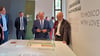 Bei der Eröffnung der neuen Müntzer-Ausstellung  auf Schloss Allstedt machte Reiner Haseloff per Handy ein Foto vom Band mit den Kopien der Müntzer-Briefe.