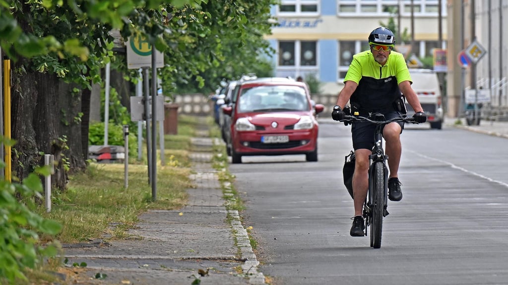 Andreas Raters ist mit dem Polizeifahrrad in Nachterstedt unterwegs.
