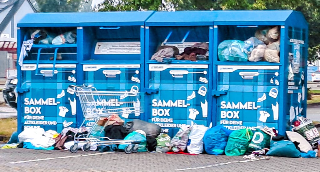 Altkleidercontainer auf dem Marktkauf-Parkplatz in Oschersleben. Dieser und andere Standorte auf privaten Flächen bleiben bestehen - andere nicht.