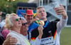 Inklusive Tränen der Freude: Anja, Bernd und Florian Wellbrock und ein Bild der schönsten Erinnerungen..