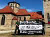 Unternehmer Frank Köhler (l.) und die Burg-Leiterin Franziska Weidner zeigen das große Werbe-Banner für das Event. 