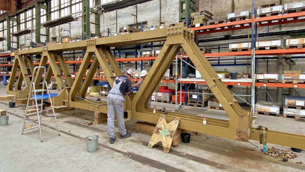 Der zweite Teil der Behelfsbrücke für den Damaschkeplatz in Magdeburg wird bei der Firma Systec in Parey zusammengeschraubt. Ein Dreieck wiegt 320 Kilogramm, die maximale Größe beträgt fünf Tonnen pro Block.