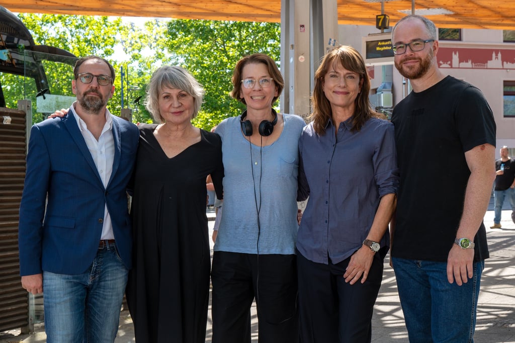 Claudia Michelsen (2. v. r.) spielt die Rolle der Magdeburger Kriminalhauptkommissarin Brasch im Polizeiruf 110. Derzeit wird in der Stadt wieder für den TV-Krimi gedreht.