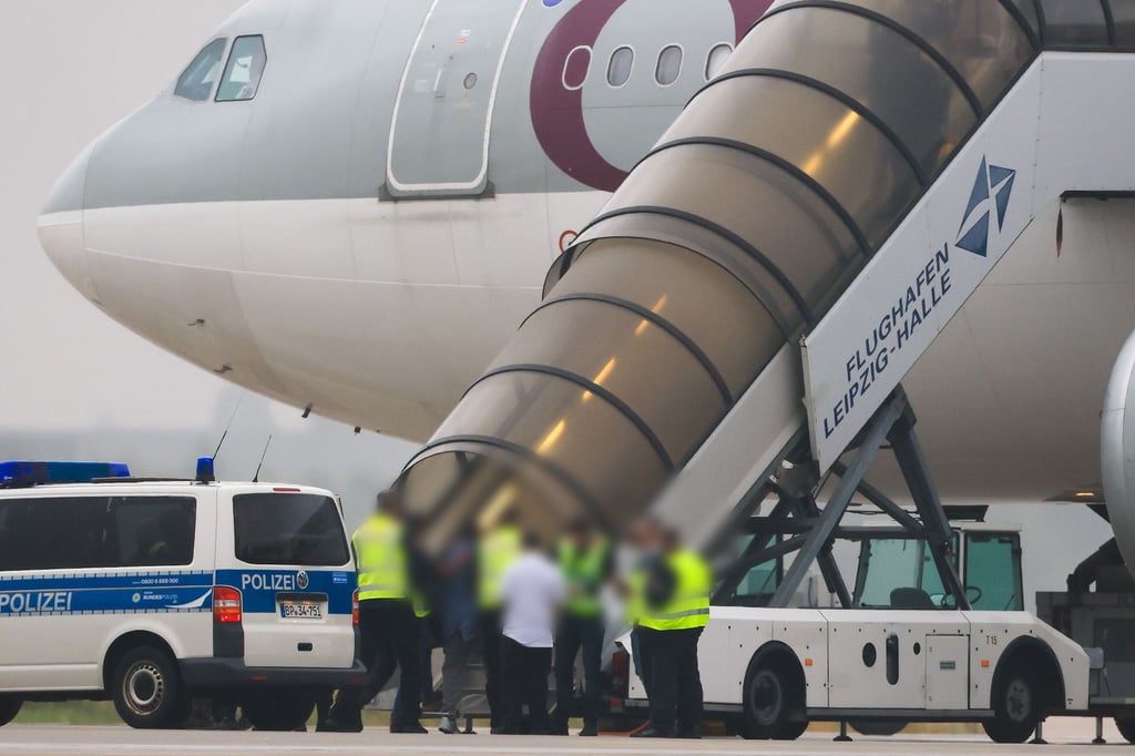 Am Morgen ist ein Flieger mit 81 Menschen an Bord von Leipzig aus Richtung Kabul gestartet. Unter den ausreisepflichtigen afghanischen Männern, die in der Vergangenheit strafrechtlich in Erscheinung getreten sind, befinden sich auch vier Männer aus Thüringen.