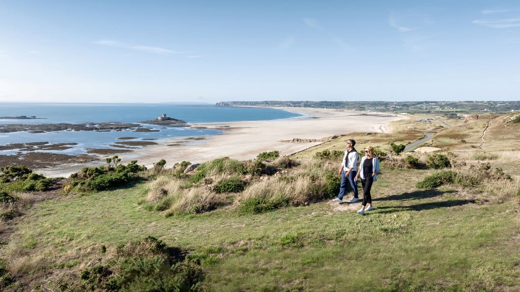 Auf 77 Kilometern führt der „Jersey Tidal Trail“ vorbei an imposanten Steilklippen und weitläufigen Buchten.