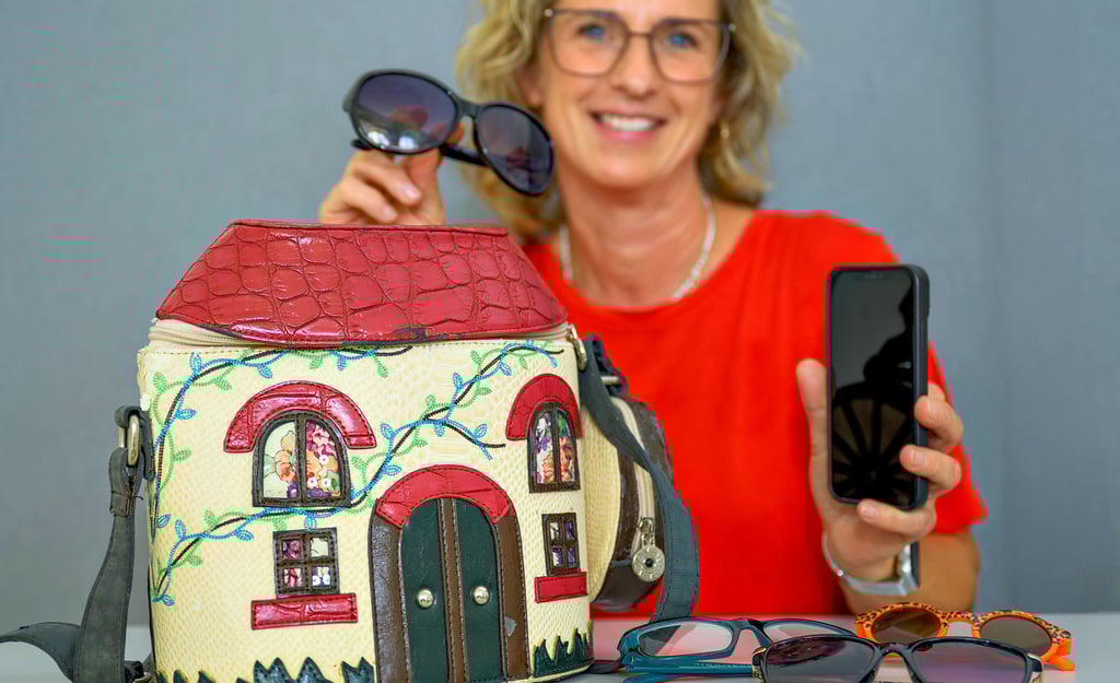 Madlen Warnt, Sachbearbeiterin im Bürgerbüro der Stadt Naumburg, zeigt die Fundsachen nach dem Kirschfest.