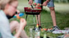 Glut und Essensreste einer Grillparty können für Wildtiere zur tödlichen Falle werden.