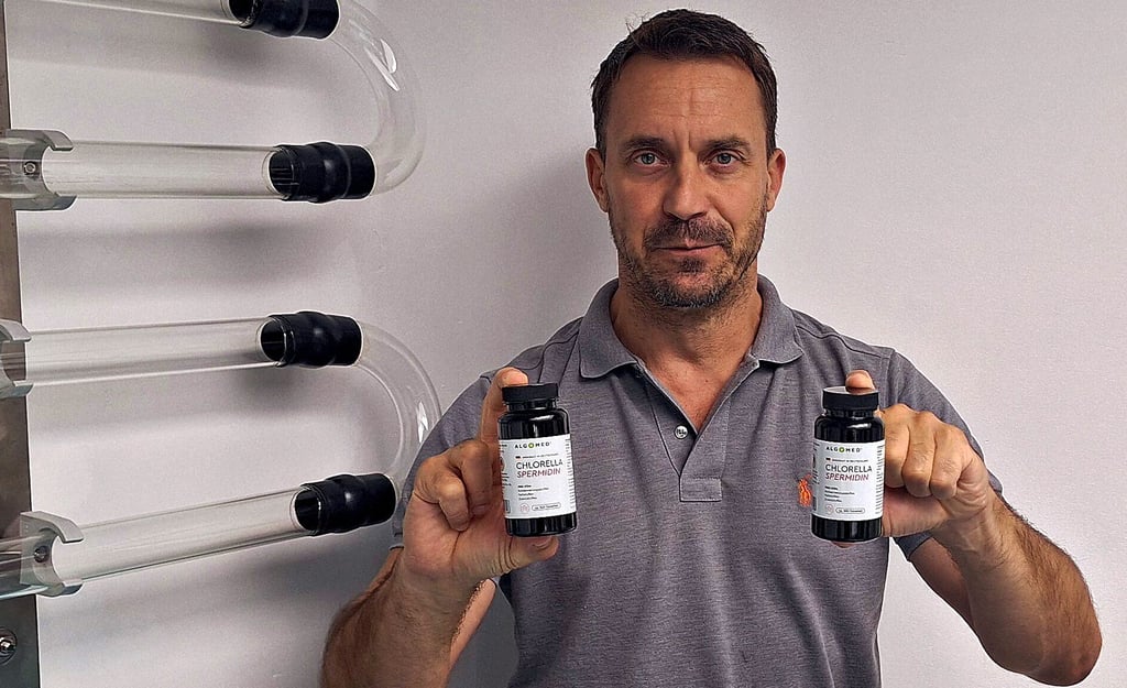 Algenfarm-Geschäftsführer Jörg Ullmann mit der Chlorella-Spermidin-Tablette. In drei Ländern ist sie schon im Umlauf.