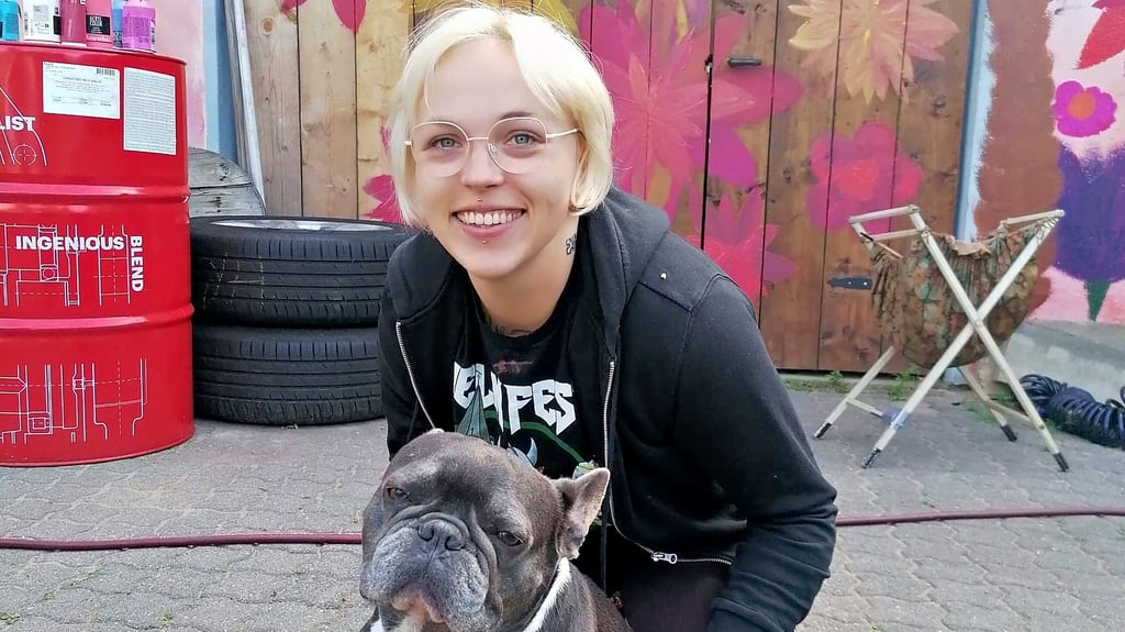 Die Seniorenbeauftragte der Stadt Gardelegen Desiré Knigge mit einem ihrer Hunde.