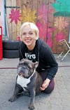 Die Seniorenbeauftragte der Stadt Gardelegen Desiré Knigge mit einem ihrer Hunde.