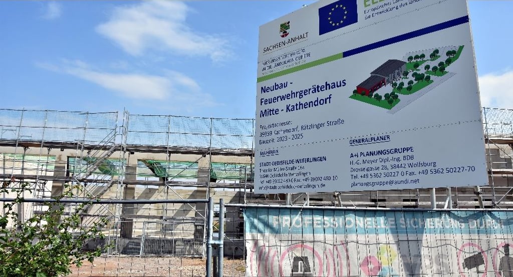 Wenn Pläne platzen: Der Neubau des Feuerwehrgerätehauses Mitte in Kathendorf wird erneut deutlich ausgebremst – und das hat nun ernste finanzielle Konsequenzen.