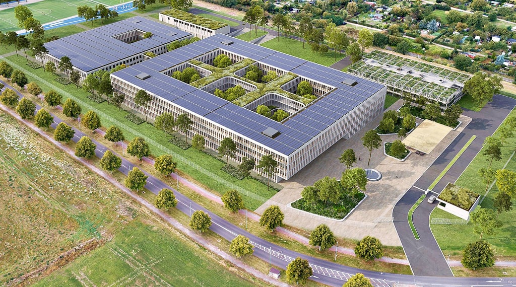 So soll das neue LKA Gebäude aussehen. Der künftige Bau besteht aus zwei viergeschossigen Hauptgebäuden mit PV-Anlagen auf den Dächern, einem begrünten Parkhaus (oben rechts) und einem Nebengebäude.