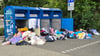 Diese Altkleidercontainer auf dem NP-Parkplatz in Stendal wurden aufgebrochen. Der Inhalt liegt verstreut davor.