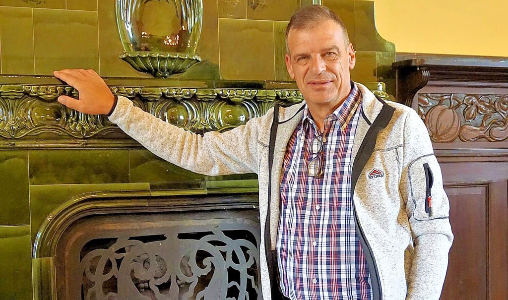 Frank Berndt im Kaminsaal des Dorfgemeinschaftshauses.