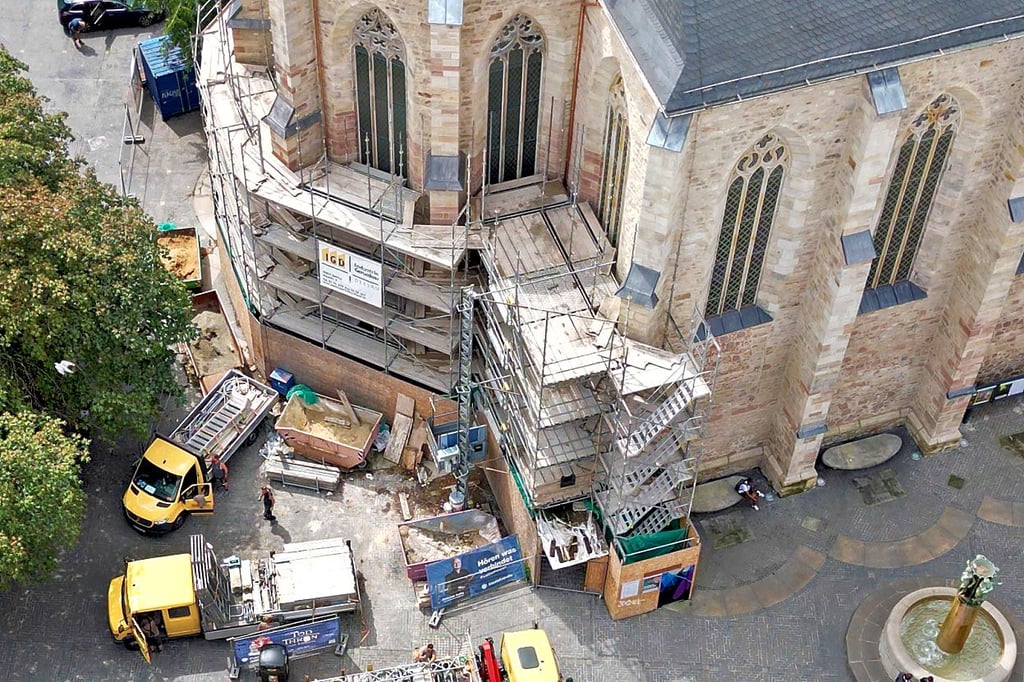 Gerüstbauer im Einsatz: Das Gerüst am stchor der Konzertkirche Ulrichskirche wird abmontiert.