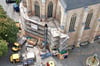 Gerüstbauer im Einsatz: Das Gerüst am stchor der Konzertkirche Ulrichskirche wird abmontiert.