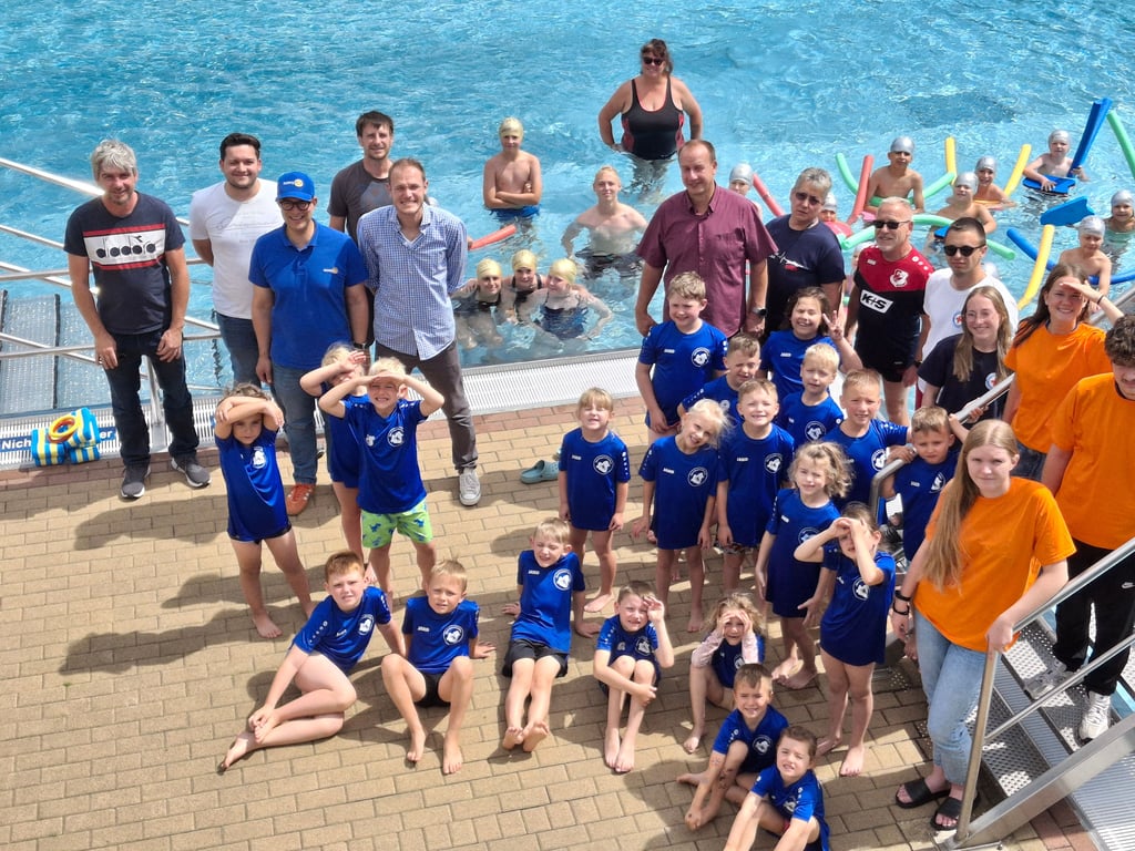 Von acht Trainern bekommen 45 Kinder im Neubornaer Erlebnisbad „Saaleperle“ derzeit das Schwimmen beigebracht.