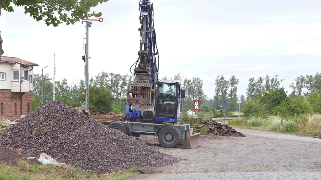 Die Bahn hat am Übergang Buschweg/Alte Kirchstraße in Barleben die Gleise erneuern lassen. Schwellen und Schotter müssen nun abtransportiert werden. Künftig will der Konzern die Schranken dauerhaft schließen und einen Tunnel für Fußgänger und Radler bauen.