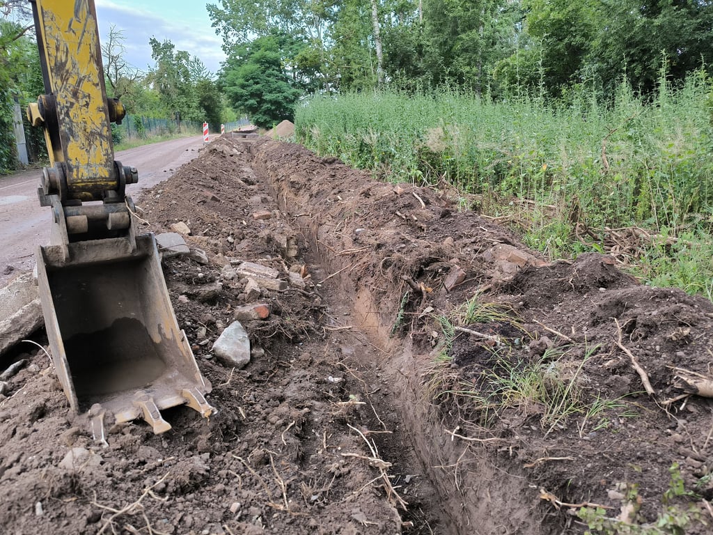 Im Bereich der Gartenanlage Grüne Wiese in Ilberstedt werden Kabelgräben für die künftige Straßenbeleuchtung ausgehoben.