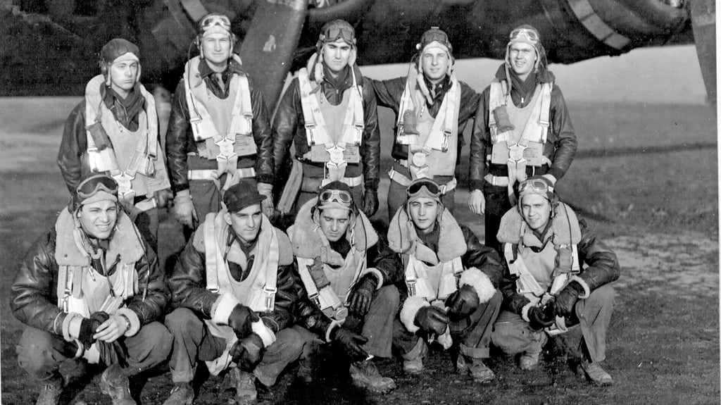 Die Crew des am 20. Februar 1944 bei Gommern abgestürzten B-17 Bombers „Doolittle's Doughboys“. Der Pilot Edward Thomas Gardner (hinten rechts), Funker Fred Monnes (vorn links) und Seitenschütze Salvatore Trupia (vorn, 2. v.r.) überlebten den Abschuss nicht. Von beiden letzteren fehlt bisher jede Spur. Die Defense POW/MIA Accounting Agency (DPAA) des amerikanischen Verteidigungsministeriums bittet um Mithilfe bei der Suche nach ihnen.