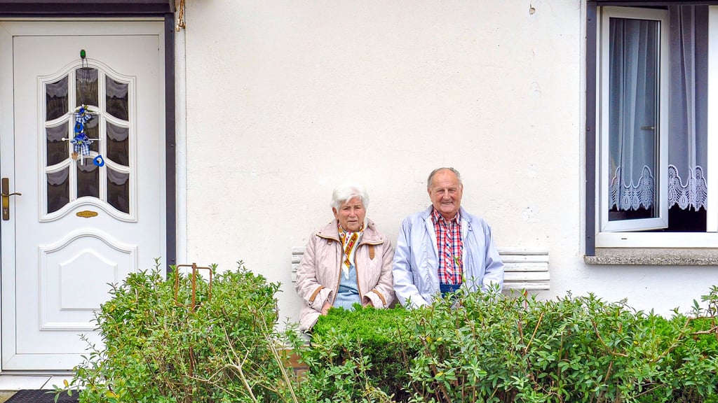 Ritual seit Jahrzehnten: Ursula und Manfred Günther auf der Bank vor ihrem Haus in Neukirchen (Altmark). Sie sind die Ältesten des Dorfes. Dass Angela Merkels Verwandtschaft etwas mit Neukirchen zu tun hat, wussten sie bislang nicht.