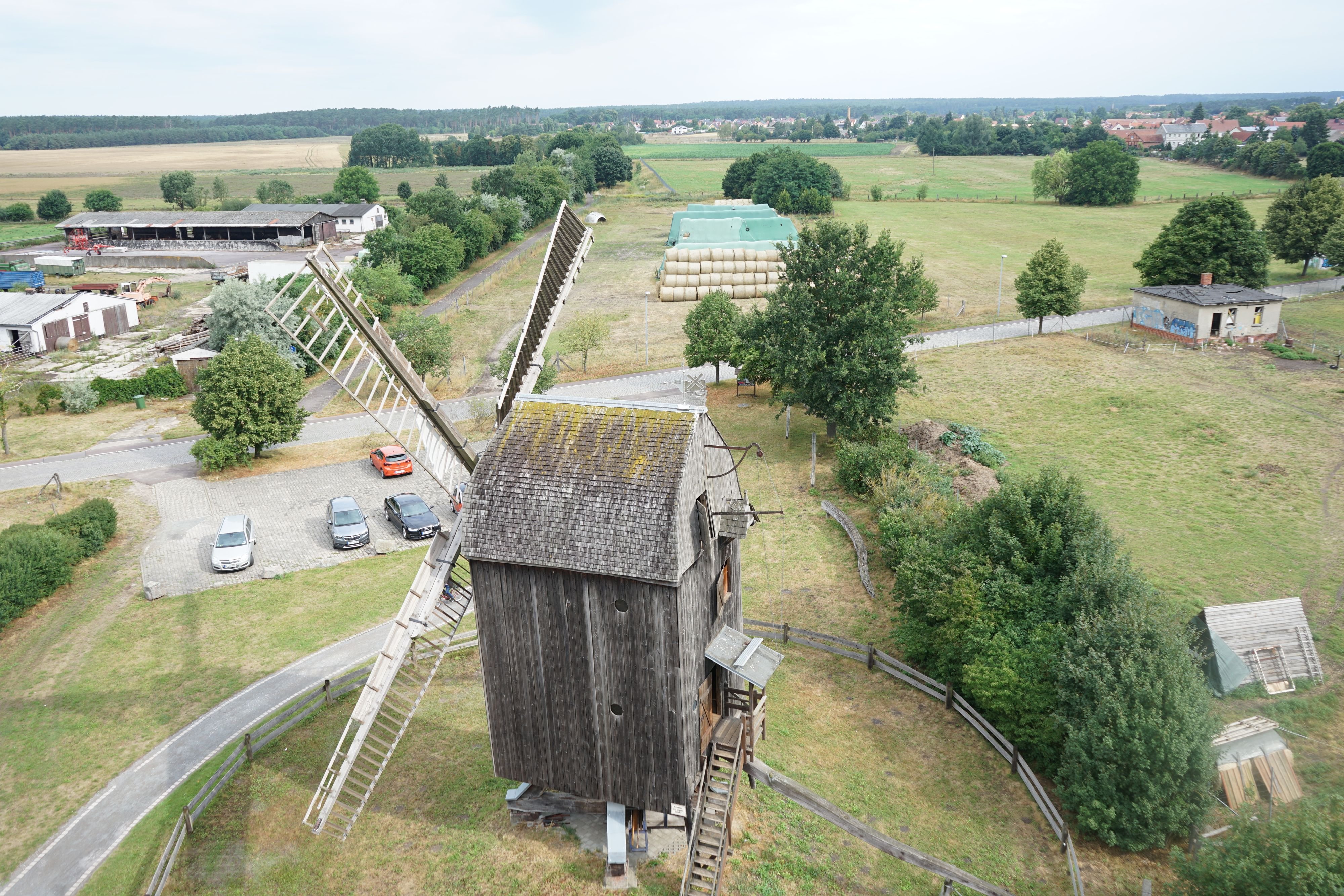 Fahne für die alte Windmühle: Mit Herzblut: Colbitzer Mühlenfreunde wollen wissen, woher der Wind weht