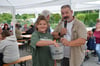 Glücksfee Mia zieht zum Sommerfest der Kleingartenanlage Salzwerke in Staßfurt die Gewinner aus dem Lostopf vom Vereinsvorsitzenden Ingo Knabe.