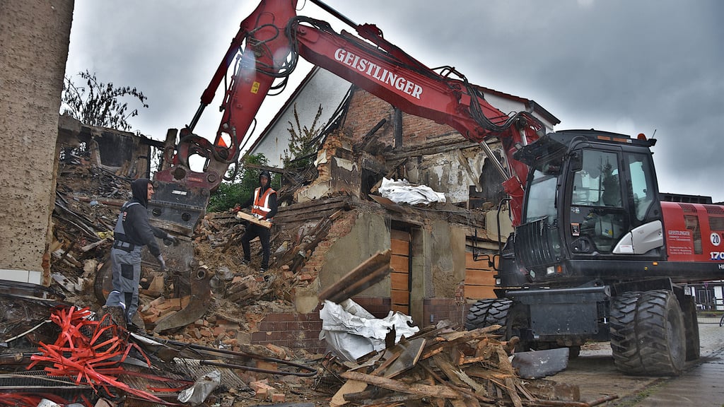 Mit schwerem Gerät und Handarbeit wird das Gebäude an der Burgstraße in Haldensleben Stück für Stück abgetragen.