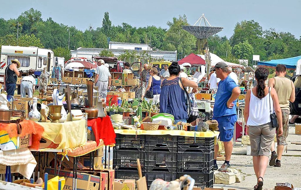 Auf der Alten Landebahn findet weider ein Trödelmarkt statt.