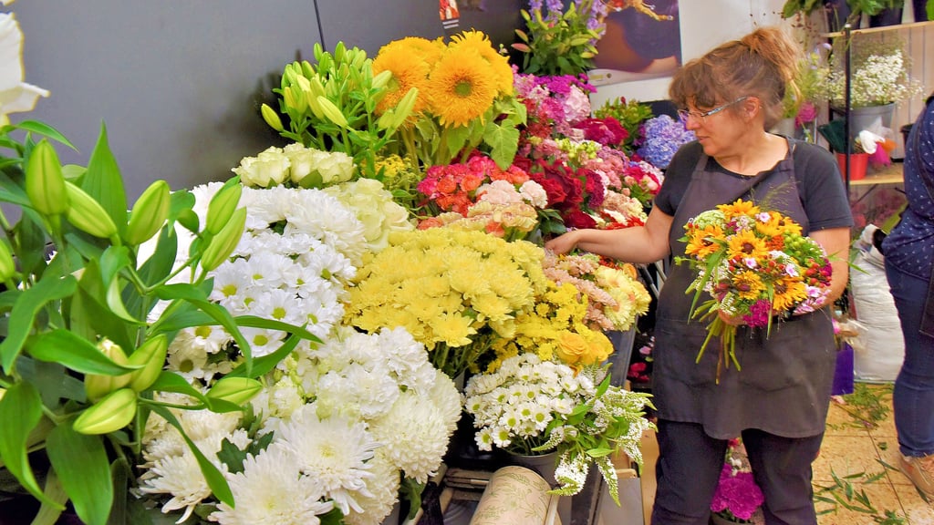 Andrea Jacksties betreibt den Blumenladen „la fleur“ in Hettstedt. Trotz gestiegener Preise ist das Angebot vielfältig und die Kunden kaufen.