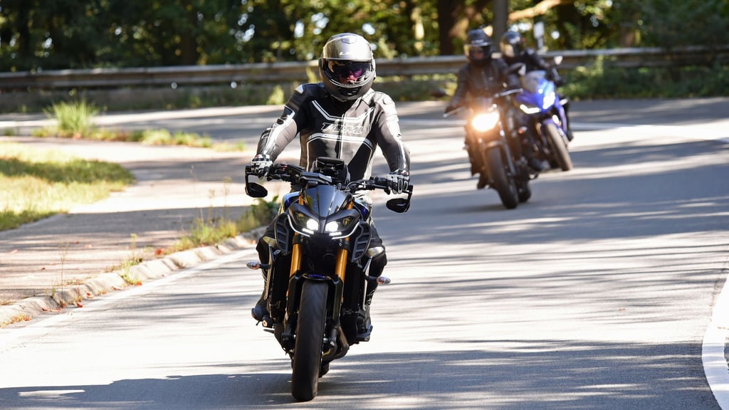 Sich untereinander zu längeren oder schnelleren Etappen anzustacheln oder sich innerhalb der Gruppe gegenseitig zu überholen, sollte bei der Motorradfahrt tabu sein.