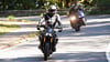 Sich untereinander zu längeren oder schnelleren Etappen anzustacheln oder sich innerhalb der Gruppe gegenseitig zu überholen, sollte bei der Motorradfahrt tabu sein.